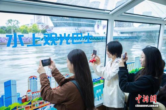 图为市民游客搭乘“水上观光巴士”,欣赏沿途风光。(天津旅游集团供图) 图为市民游客搭乘“水上观光巴士”,欣赏沿途风光。(天津旅游集团供图)