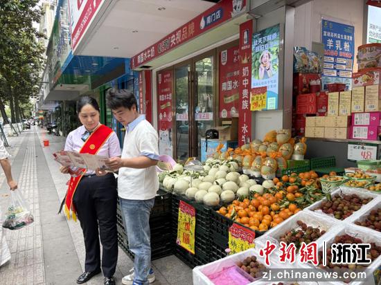 中国银行诸暨步行街支行深入商圈商户走访。 中国银行浙江省分行 供图 中国银行诸暨步行街支行深入商圈商户走访。 中国银行浙江省分行 供图