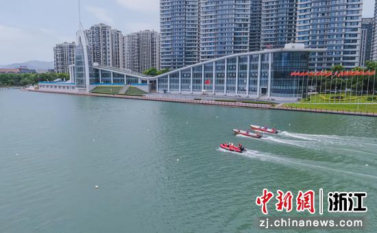 图为浙江省城市防汛排涝实战化演练现场，龙舟基地临水区域人员进行救援演练。 蔡天樯 摄