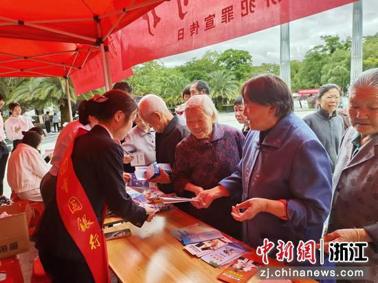 中国银行丽水庆元支行走进市民广场,守护“银发一族”。 中国银行浙江省分行 供图 中国银行丽水庆元支行走进市民广场,守护“银发一族”。 中国银行浙江省分行 供图
