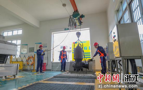 图为城市下穿道路排水设施应急处置。蔡天樯 摄