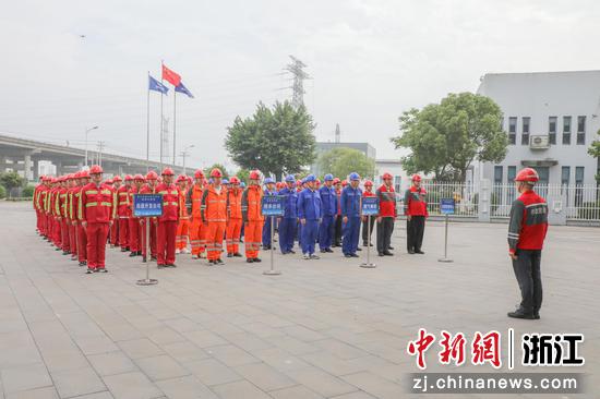 图为浙江省城市防汛排涝实战化演练现场，救援人员列队待命中。蔡天樯 摄
