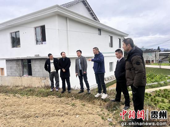 调研现场。左二为九三学社遵义市委专职副主委黄光祥，右一为九三学社社员、惠民社区第一书记吴亚峰。