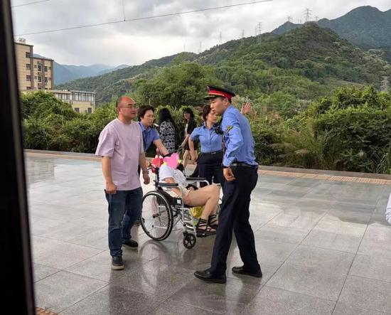 医护人员一直守在女孩身边,直至列车抵达下一站罗源站。(图片由受访者提供) 医护人员一直守在女孩身边,直至列车抵达下一站罗源站。(图片由受访者提供)