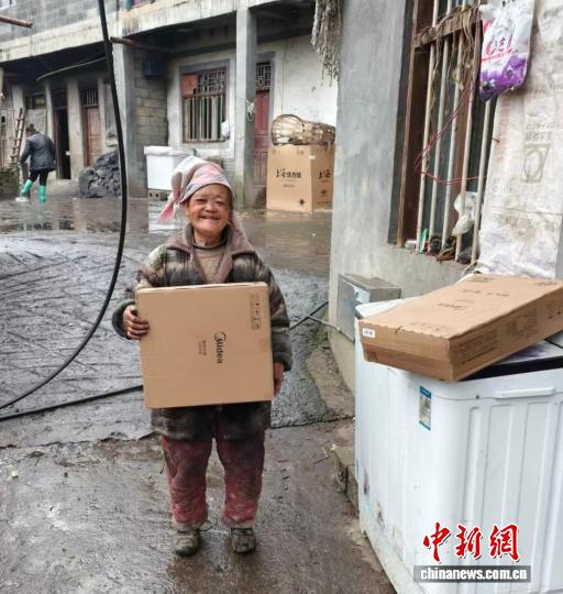 图为贵州省赫章县水塘堡彝族苗族乡新河村村民收到捐赠的物品。（新河村党支部 供图）