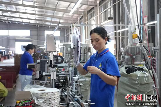 生产车间里正在生产打火机的工人们。吴念 摄