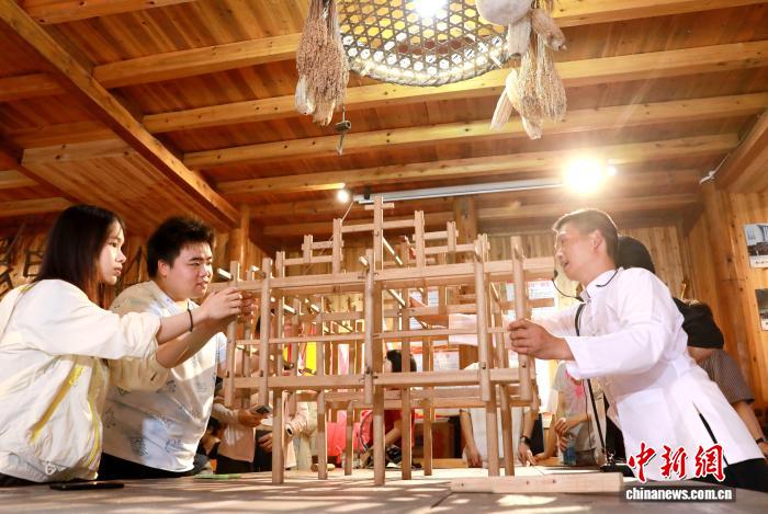 学子广西侗寨体验木构建筑营造技艺