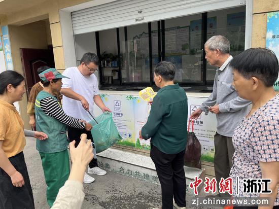 工作人员指导垃圾分类。安文街道&nbsp;供图