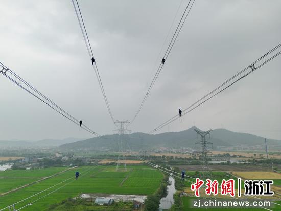 在“甘肃—浙江±800千伏特高压直流输电工程受端500千伏配套工程”上，电力工人进行走线验收。宁波电网&nbsp;供图