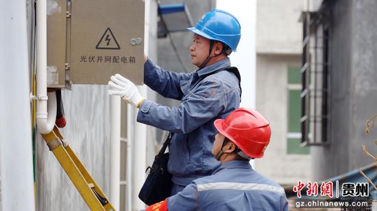 在黔西南布依族苗族自治州晴隆县鸡场镇，南方电网贵州兴义晴隆供电局工作人员对屋顶光伏并网配电箱开展巡检。卢关文 摄