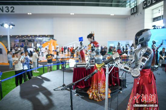 5月28日,2026世界智能产业博览会在国家会展中心(天津)开幕。展会以“智行天下能动未来”为主题,设置了1个综合展区和人工智能核心技术、具身智能、智能网联车、低空经济与商业航天、智能制造、智慧生活6个主题展馆,吸引741家企业与机构参展。图为具身智能馆中人形机器人乐队演出吸引参观者。中新社记者 佟郁 摄 5月28日,2026世界智能产业博览会在国家会展中心(天津)开幕。展会以“智行天下能动未来”为主题,设置了1个综合展区和人工智能核心技术、具身智能、智能网联车、低空经济与商业航天、智能制造、智慧生活6个主题展馆,吸引741家企业与机构参展。图为具身智能馆中人形机器人乐队演出吸引参观者。中新社记者 佟郁 摄