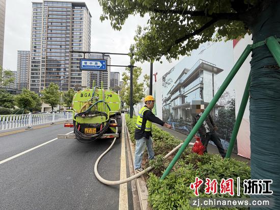 近日，永康钱江水务工作人员现场维护公共用水权益。程恺&nbsp;供图
