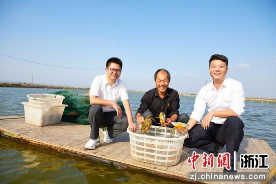 浙商银行“青蟹共富贷”服务三门蟹农。浙商银行&nbsp;供图