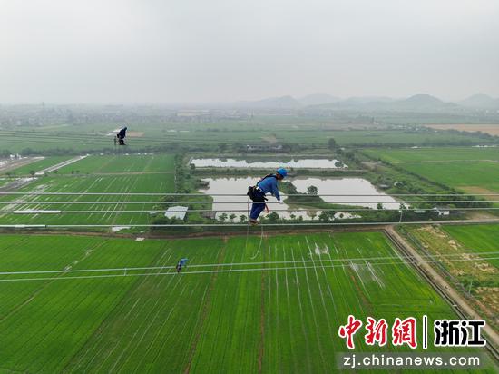 在“甘肃—浙江±800千伏特高压直流输电工程受端500千伏配套工程”上，电力工人进行走线验收。宁波电网&nbsp;供图