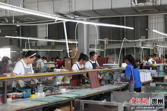 生产车间里正在生产打火机的工人们。吴念 摄