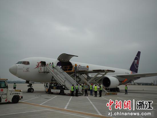 嘉兴南湖机场国际货运首航飞机“嘉兴号”装货中。王江超&nbsp;摄