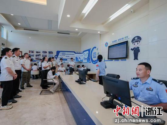 近日，移民管理警察为青年学子讲解出入境通关秩序。宁波边检站&nbsp;供图