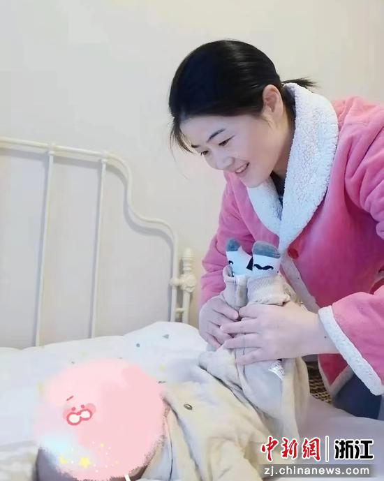 图为育儿嫂照顾婴幼儿。受访者供图