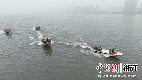 冲锋舟在钱塘江上飞驰。武警杭州支队 供图 冲锋舟在钱塘江上飞驰。武警杭州支队 供图