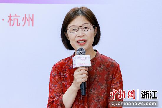 专家接受采访。主办方供图