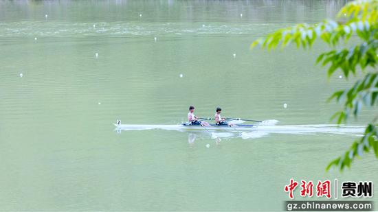 5月28日，运动员在贵州省黔南布依族苗族自治州罗甸玉湖水上运动基地举行的测试赛中挥桨竞技。