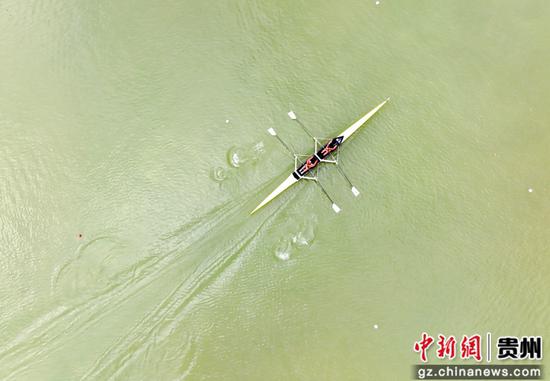 5月28日，运动员在贵州省黔南布依族苗族自治州罗甸玉湖水上运动基地举行的测试赛中挥桨竞技。