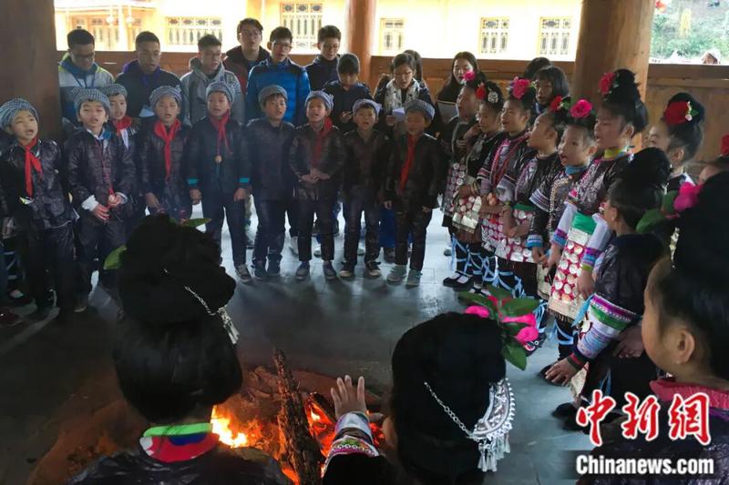 参加“澳门青少年侗族文化研习活动”的青少年来到侗族大歌之乡贵州省从江县小黄村,向小黄小学的学生学习侗族大歌。李晗雪 摄 参加“澳门青少年侗族文化研习活动”的青少年来到侗族大歌之乡贵州省从江县小黄村,向小黄小学的学生学习侗族大歌。李晗雪 摄