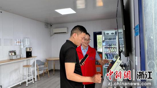宁波收费站工作人员帮助司乘打印发票。浙江交通集团&nbsp;&nbsp;供图