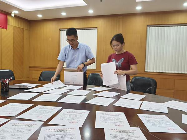 自治区招生考试院廖永进(左)整理告知书,准备寄往全区各地 自治区招生考试院廖永进(左)整理告知书,准备寄往全区各地