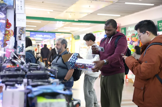 客商在义乌国际商贸城选购。义乌市委宣传部供图 客商在义乌国际商贸城选购。义乌市委宣传部供图