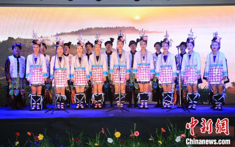 在尼泊尔首都加德满都举行的“天涯共此时”迎中秋演出上的侗族大歌表演《天地人间充满爱》。张晨翼 摄 在尼泊尔首都加德满都举行的“天涯共此时”迎中秋演出上的侗族大歌表演《天地人间充满爱》。张晨翼 摄