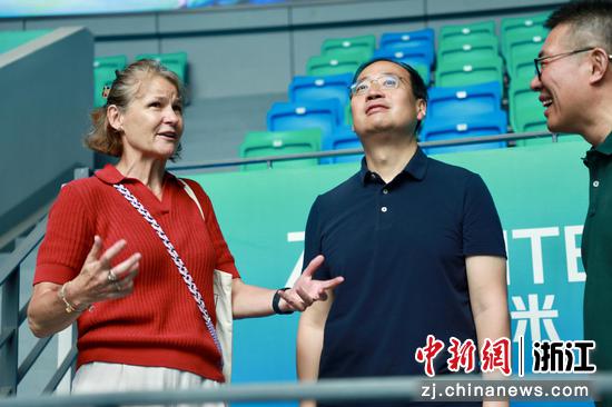 中国香港网球总会会长郑明哲(左二)在场馆内参观。徐诚 摄 中国香港网球总会会长郑明哲(左二)在场馆内参观。徐诚 摄