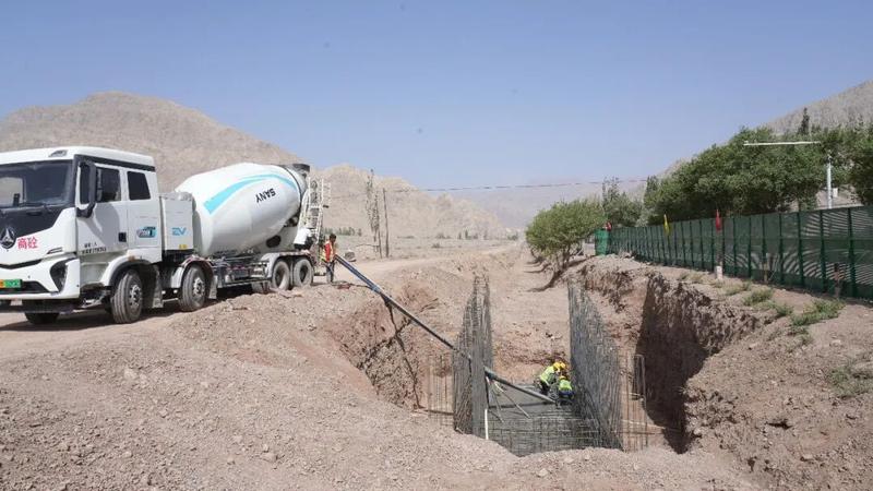 柯坪县苏巴什中型灌区续建配套与现代化改造工程施工现场机器轰鸣、工人忙碌，一派热火朝天的建设景象。艾克拜尔·买买提摄