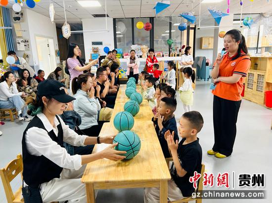 惠水县第一幼儿园开展趣味游戏。