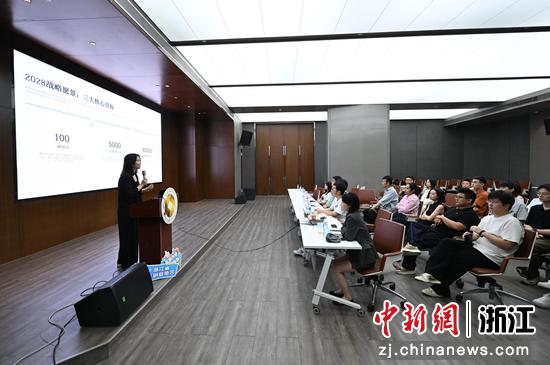 　　
图为：浙江省青年创业协会为创业者举办OPC创业实战沙龙，邀请业内人士为创业者介绍杭州对OPC创业的支持政策。中新社记者 王刚 摄