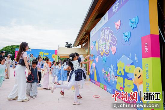 活动现场，小朋友在套圈。主办方供图