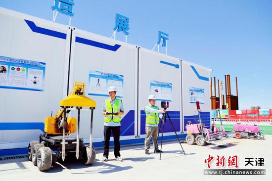 天津市“安全生产月”启动仪式现场展示的智能建造设备。(主办方供图) 天津市“安全生产月”启动仪式现场展示的智能建造设备。(主办方供图)