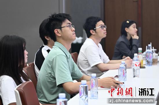 图为：不少OPC创业者参加行业沙龙，了解杭州出台的各类支持举措等。中新社记者 王刚 摄