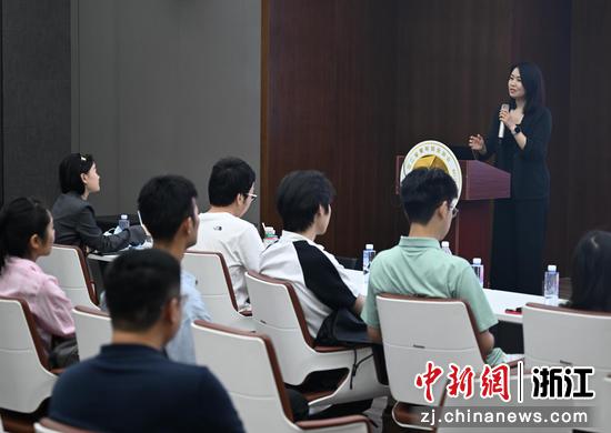 图为：不少OPC创业者参加行业沙龙，了解杭州出台的各类支持举措等。中新社记者 王刚 摄