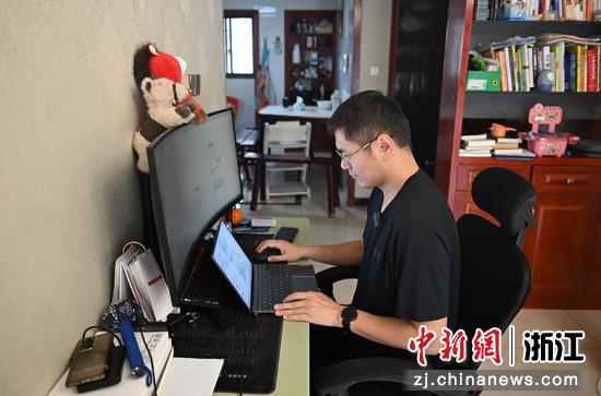 　　图为：OPC创业者王明雷在家中与其他创业者沟通智能体本地部署等内容。王明雷近年来专注于搭建针对企业办公等场景的AI智能体协作系统，如今他打造的多个“数字员工”可在统一指挥下进行24小时不间断协作办公，其本人也受邀到高校、青年夜校等进行技能分享。中新社记者 王刚 摄