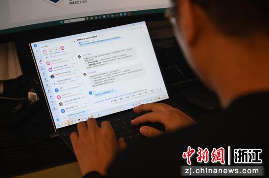 
图为：王明雷在其创建的“数字员工”工作群内沟通工作。中新社记者 王刚 摄