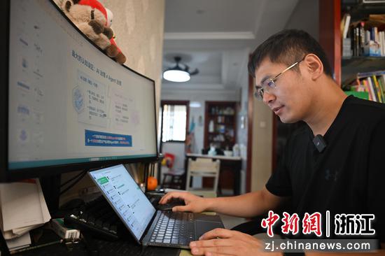 　　
图为：OPC创业者王明雷在家中与其他创业者沟通智能体本地部署等内容。王明雷近年来专注于搭建针对企业办公等场景的AI智能体协作系统，如今他打造的多个“数字员工”可在统一指挥下进行24小时不间断协作办公，其本人也受邀到高校、青年夜校等进行技能分享。中新社记者 王刚 摄