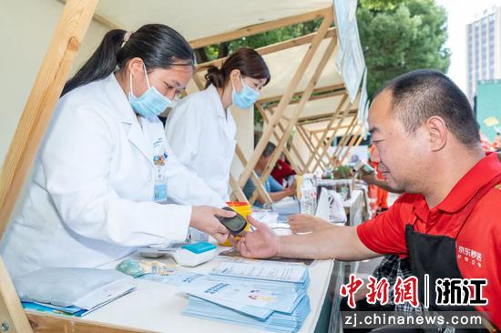 5月30日，浙江宁波北仑产业工人健康市集现场。毛泽&nbsp;摄