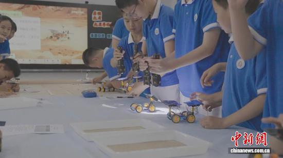北京羊坊店中心小学的“追光课堂”上，孩子们比赛谁做的火星车跑得快。　新基石科学基金会供图