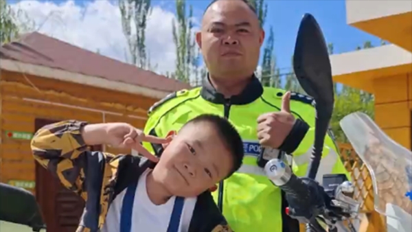 新疆乌恰：萌娃自拍遇交警，意外收获专属坐骑！