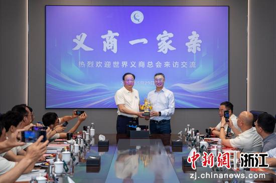 近日,世界义商总会相关负责人向杭州市义乌商会会长朱江明(右一)赠送“鸡毛换糖”纪念雕塑。 世界义商总会 供图 近日,世界义商总会相关负责人向杭州市义乌商会会长朱江明(右一)赠送“鸡毛换糖”纪念雕塑。 世界义商总会 供图