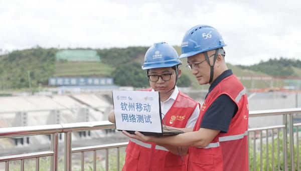 网络保障专家对运河沿线重点区域进行通航前的摸排检测。黄艳琼 摄