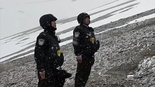 新疆克州：民警顶风巡边踏查