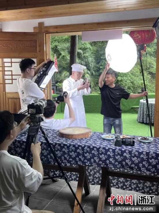 近日，大型药膳主题微纪录片《磐安药膳·本草三章》拍摄现场。磐安县融媒体中心&nbsp;供图
