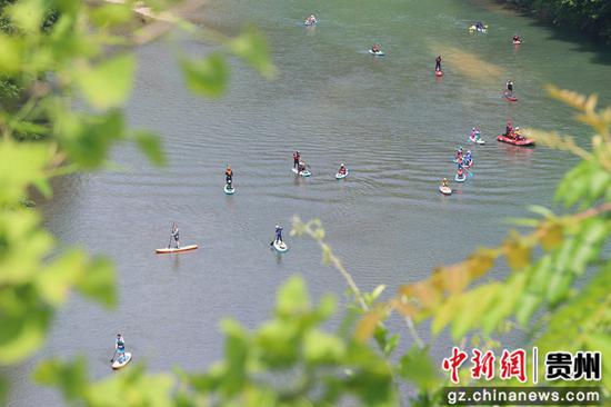 桨板达人在岑巩县思旸镇坪坝村龙江河巡游。唐鹏 摄